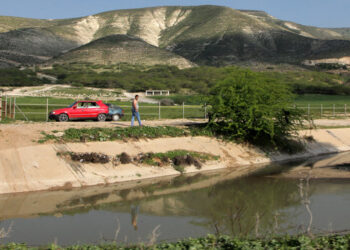 A general view shows a stretch of the King Abdullah Canal near the Jordanian border town of Shuna Shamalia (North Shuna), some four kilometres from the Wadi al-Arab Dam on March 12, 2018. Israel and Jordan have long pursued a common goal to stop the Dead Sea from shrinking while slating their common need of drinking water: a pipeline from the Red Sea some 200 kilometres away. Geopolitical tensions have stalled efforts to break ground on the ambitious project for years, but the end of the latest diplomatic spat has backers hoping a final accord may now be in sight. (Photo by AHMAD ABDO / AFP)