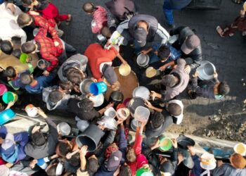 Palestinians gather to receive food cooked by a charity kitchen, amid the ongoing conflict between Israel and the Palestinian Islamist group Hamas, in Rafah in the southern Gaza Strip December 17, 2023. REUTERS/Shadi Tabatibi