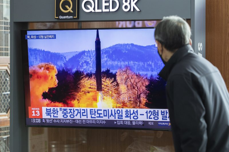 SEOUL, SOUTH KOREA - JANUARY 31: People watch the coverage of North Korea's latest missile launch in Seoul Station, South Korea on January 31, 2022. ( Jong-Hyun Kim - Anadolu Agency )