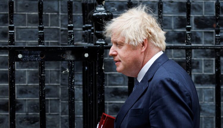 رئيس الوزراء البريطاني بوريس جونسون أثناء مغادرته داوننج ستريت في لندن يوم الأربعاء. تصوير: جون سيبلي-رويترز.