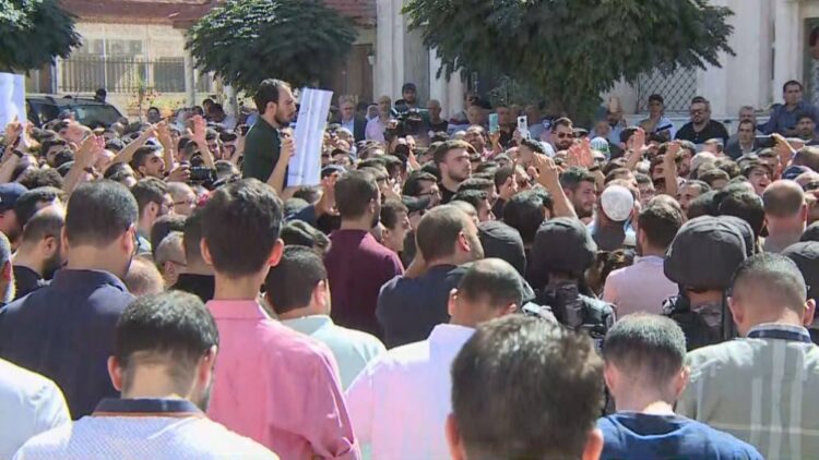 وقفة جماهيرية قرب السفارة الإسرائيلية ابتهاجًا بما حققته عملية طوفان الأقصى