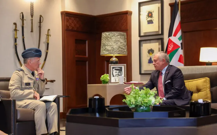 الملك يؤكد لدى استقباله مسؤولاً عسكرياً بريطانياً ضرورة وقف الحرب على غزة