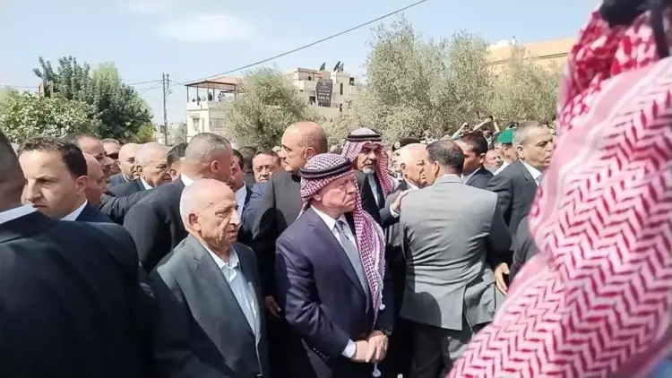 الملك يشارك في مراسم تشييع جثمان معروف البخيت