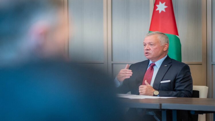 الملك يغادر إلى القاهرة للمشاركة في قمة دولية لوقف الحرب على غزة