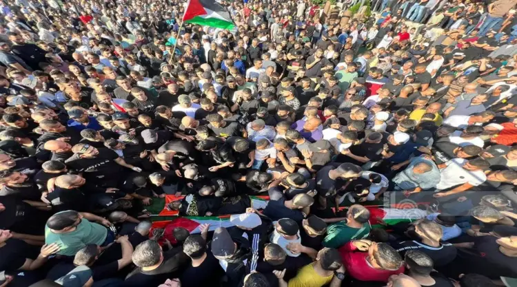 صدى الشعب – قال المكتب الإعلامي الحكومي في غزة، إنه للمرة الثانية خلال العدوان الإسرائيلي على القطاع، يتم دفن جماعي لقرابة 43 شهيدًا مجهولي الهوية في مقبرة الطوارئ.