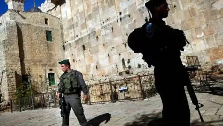 صدى الشعب – طوفان الأقصى أغلقت سلطات الاحتلال الإسرائيلي، فجر الأحد، الحرم الإبراهيمي الشريف في مدينة الخليل جنوب الضفة الغربية المحتلة. وأكدت مديرية الأوقاف الإسلامية في الخليل، في بيان مقتضب، أن سلطات الاحتلال منعت المصلين الفلسطينيين من أداء صلاة الفجر، ووضعت ورقة كتب عليها الحرم الإبراهيمي مغلق حتى إشعار . وكالات