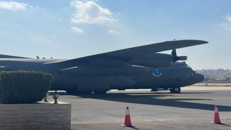 ولي العهد يشرف على تجهيز طائرة مساعدات أردنية لدعم الأهل في غزة