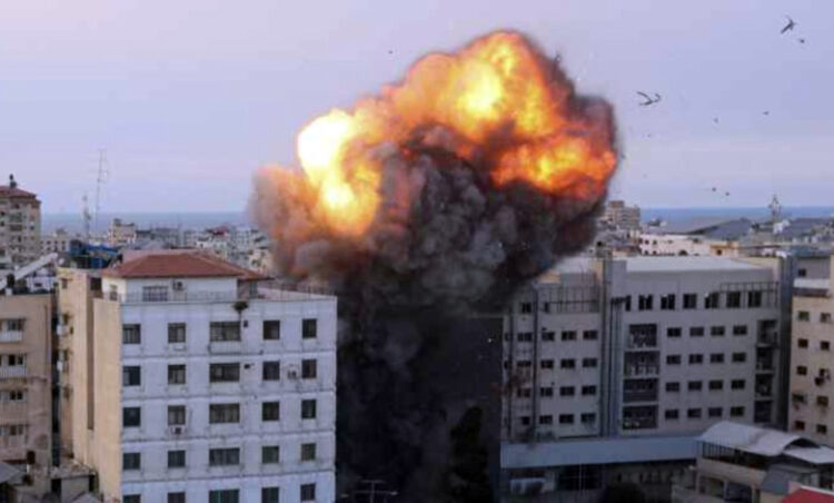 غزة: طيران الاحتلال الإسرائيلي يستهدف محيط مجمع الشفاء الطبي-صدى الشعب-صجيفة اخبارية