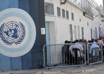 تنكيس علم الأمم المتحدة حدادًا على شهداء الأونروا في غزةصدى اشعب-صحيفة اخبارية