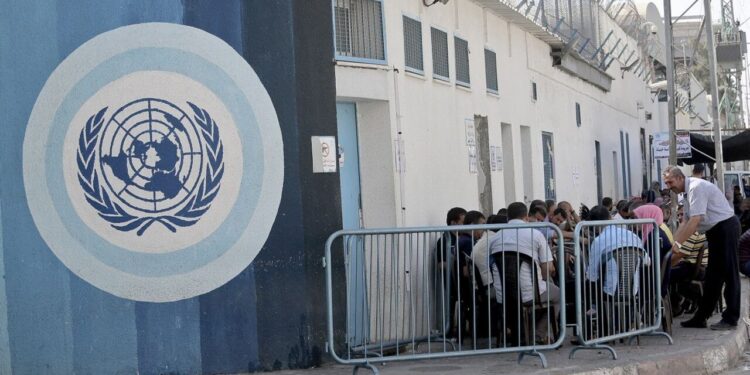 تنكيس علم الأمم المتحدة حدادًا على شهداء الأونروا في غزةصدى اشعب-صحيفة اخبارية