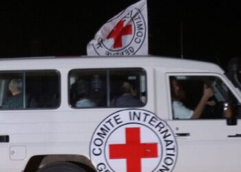 عربة تابعة للجنة الدولية للصليب الأحمر ضمن قافلة عربات يعتقد أنها تُقِل رهائن اختطفهم مسلحو حركة حماس خلال هجوم السابع من أكتوبر تشرين الأول على بلدات جنوب إسرائيل، تصل إلى معبر رفح خلال اتفاق لتبادل الرهائن بين إسرائيل وحماس كما شوهدت من جنوب قطاع غزة يوم الجمعة. تصوير: إبراهيم أبو مصطفى - رويترز.