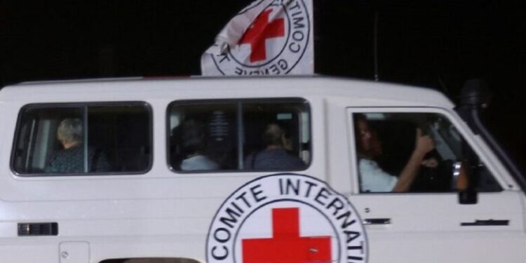 عربة تابعة للجنة الدولية للصليب الأحمر ضمن قافلة عربات يعتقد أنها تُقِل رهائن اختطفهم مسلحو حركة حماس خلال هجوم السابع من أكتوبر تشرين الأول على بلدات جنوب إسرائيل، تصل إلى معبر رفح خلال اتفاق لتبادل الرهائن بين إسرائيل وحماس كما شوهدت من جنوب قطاع غزة يوم الجمعة. تصوير: إبراهيم أبو مصطفى - رويترز.