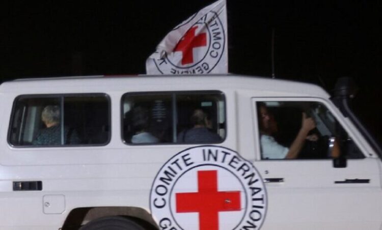 عربة تابعة للجنة الدولية للصليب الأحمر ضمن قافلة عربات يعتقد أنها تُقِل رهائن اختطفهم مسلحو حركة حماس خلال هجوم السابع من أكتوبر تشرين الأول على بلدات جنوب إسرائيل، تصل إلى معبر رفح خلال اتفاق لتبادل الرهائن بين إسرائيل وحماس كما شوهدت من جنوب قطاع غزة يوم الجمعة. تصوير: إبراهيم أبو مصطفى - رويترز.