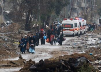 Palestinians fleeing north Gaza move southward as ambulances head towards north Gaza during a temporary truce between Israel and Hamas, near Gaza City, November 27, 2023. REUTERS/Ibraheem Abu Mustafa