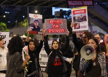 Families of Israeli hostages held by Palestinian militants in the Gaza Strip protest outside the ministry of defence in Tel Aviv calling on November 21, 2023, amid ongoing battles between Israel and the Palestinian armed group. - Israeli Prime Minister Benjamin Netanyahu told his cabinet on November 21 that accepting a deal for the release of hostages taken in the Hamas attacks of October 7 was "a difficult decision but it's a right decision". (Photo by AHMAD GHARABLI / AFP)