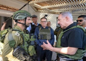 HANDOUT - 14 October 2023, Israel, Kibbutz Be'eri: Israel's Prime Minister Benjamin Netanyahu (L) speaks to a member of the IDF during his visit to Kibbutz Be'eri and Kibbutz Kfar Aza. Photo: Avi Ohayon/GPO/dpa - ATTENTION: editorial use only and only if the credit mentioned above is referenced in full