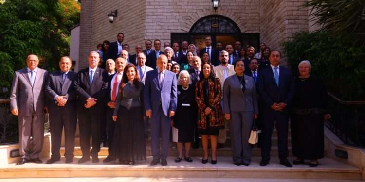 (تعميم أمني) على وزيرة سابقة و دبلوماسية بسب (مصعد منزلها) .. من تدخل لحل المشكلة؟